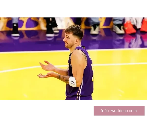 东契奇带伤鏖战三分绝平三不沾效率低迷31分遗憾吞里程悲 东契奇带伤鏖战三分绝平三不沾效率低迷31分遗憾吞里程悲